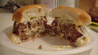 Гигантский швейцарский бургер с грибами