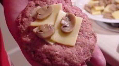 гигантский швейцарский бургер с грибами