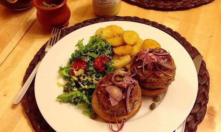 Рецепт говяжьих бургеров с голубым сыром, виски, красным луком и горчицей, с гарниром из картофеля