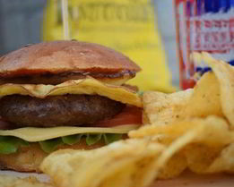 Сочный бургер с омлетом