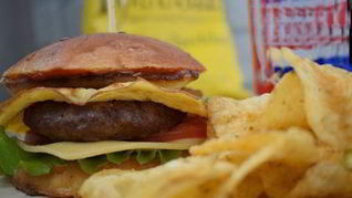 Сочный бургер с омлетом