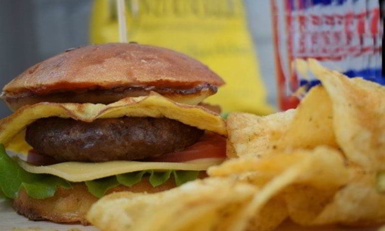 Рецепт сочного бургера с омлетом