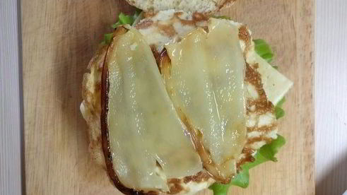 сочный бургер с омлетом