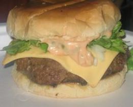 Вкусный гамбургер с хреном и аджикой