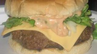 Вкусный гамбургер с хреном и аджикой