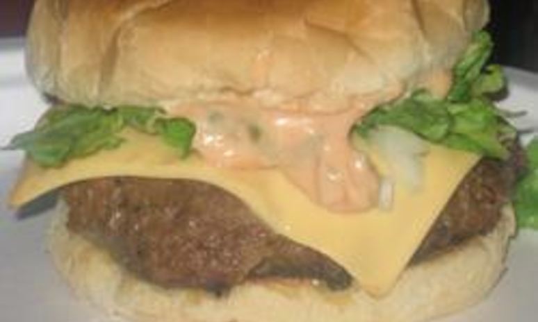 Рецепт вкусного гамбургера с хреном и аджикой