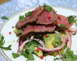 Бутерброд из цукини с говядиной и авокадо