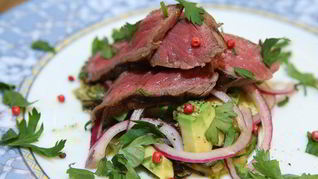 Бутерброд из цукини с говядиной и авокадо