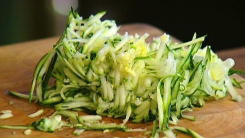 бутерброд из цукини с говядиной и авокадо