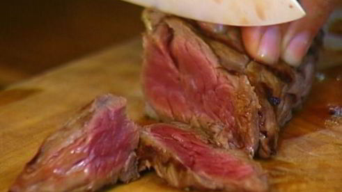 бутерброд из цукини с говядиной и авокадо