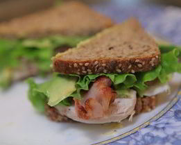 Бутерброд с курицей, беконом и авокадо