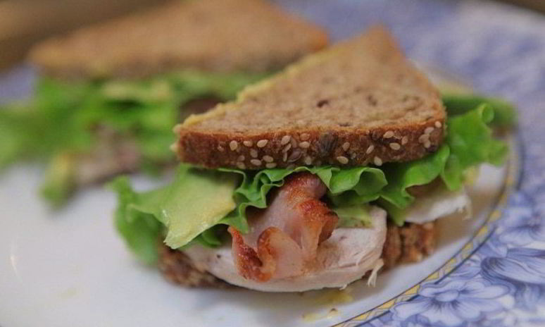 Рецепт бутерброда с курицей, беконом и авокадо