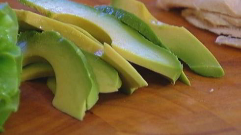 бутерброд с курицей, беконом и авокадо