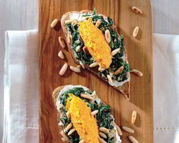 Бутерброд с щавелем, творожным сыром и морковным муссом