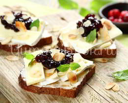 Бутерброд с сыром Камамбер и клюквенным вареньем