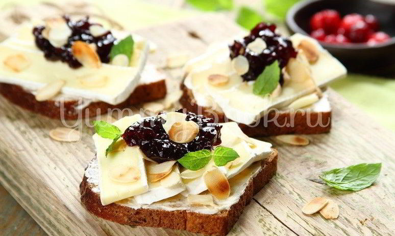 Рецепт бутерброда с сыром камамбер и клюквенным вареньем