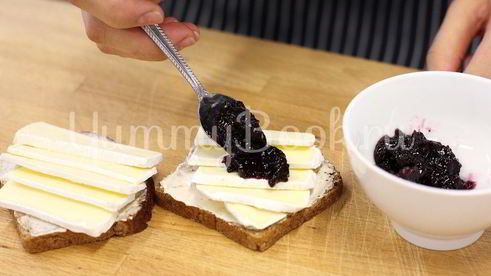 бутерброд с сыром камамбер и клюквенным вареньем