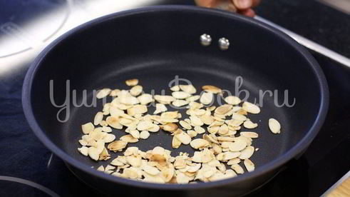 бутерброд с сыром камамбер и клюквенным вареньем