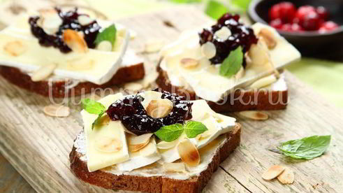 бутерброд с сыром камамбер и клюквенным вареньем