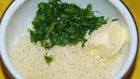 бутерброд с сыром, зеленью и красной рыбой