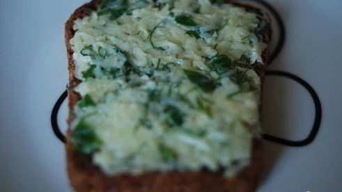 бутерброд с сыром, зеленью и красной рыбой