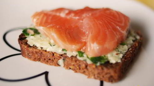 бутерброд с сыром, зеленью и красной рыбой