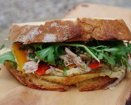 Бутерброд с тунцом, запеченным перцем и хумусом