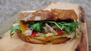 Бутерброд с тунцом, запеченным перцем и хумусом