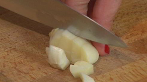 бутерброд с тунцом, запеченным перцем и хумусом