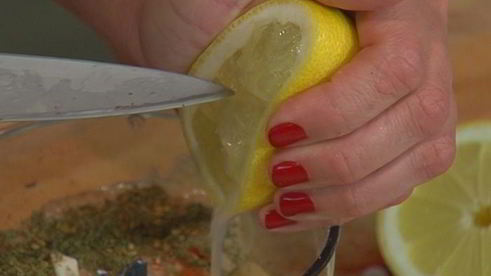 бутерброд с тунцом, запеченным перцем и хумусом