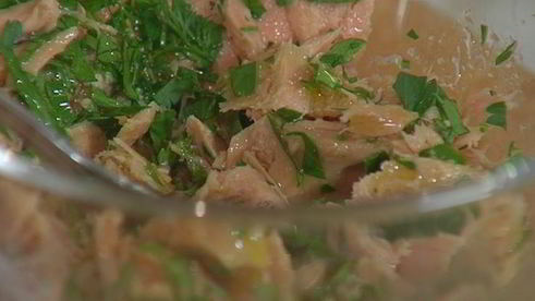 бутерброд с тунцом, запеченным перцем и хумусом