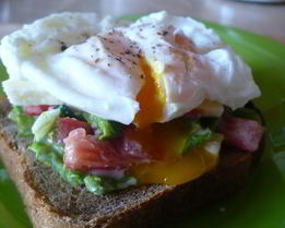 Бутерброд с яйцом пашот и овощами