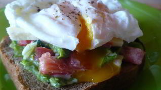 Бутерброд с яйцом пашот и овощами