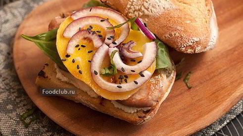 бутерброд со свининой и манго