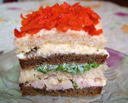 Бутербродный тортик с окороком и яйцом