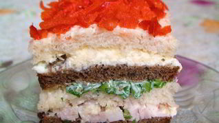 Бутербродный тортик с окороком и яйцом