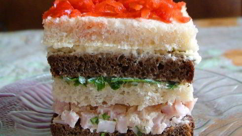 бутербродный тортик с окороком и яйцом