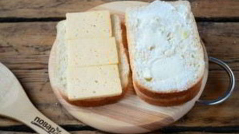 бутерброды под сырно-томатной подушкой