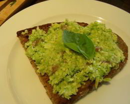 Бутерброды с авокадо и анчоусами