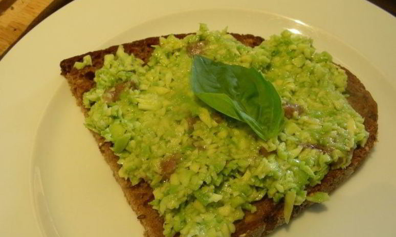 Рецепт бутербродов с авокадо и анчоусами