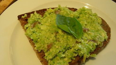 бутерброды с авокадо и анчоусами