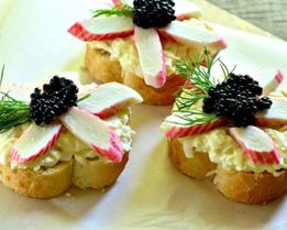 Бутерброды с черной икрой и крабовыми палочками