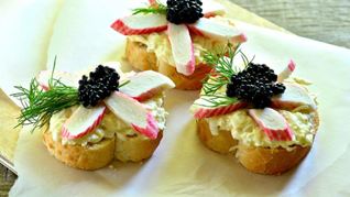 Бутерброды с черной икрой и крабовыми палочками