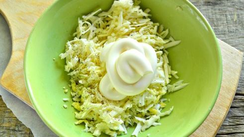 бутерброды с черной икрой и крабовыми палочками