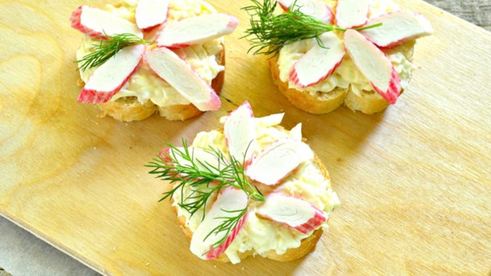 бутерброды с черной икрой и крабовыми палочками