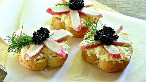 бутерброды с черной икрой и крабовыми палочками