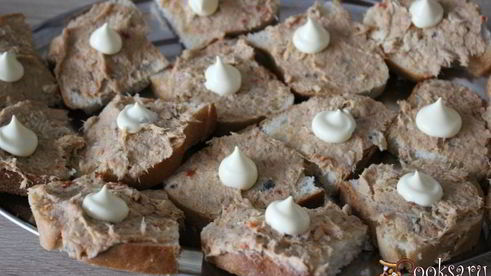 бутерброды с консервированным лососем