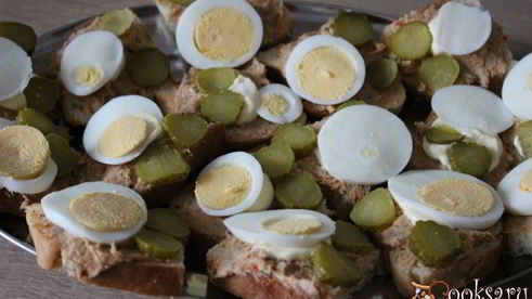 бутерброды с консервированным лососем