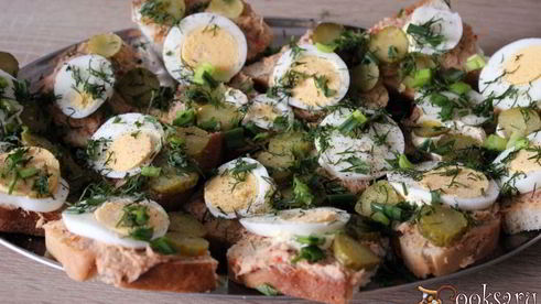 бутерброды с консервированным лососем