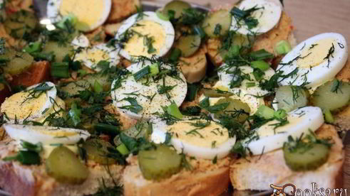 бутерброды с консервированным лососем